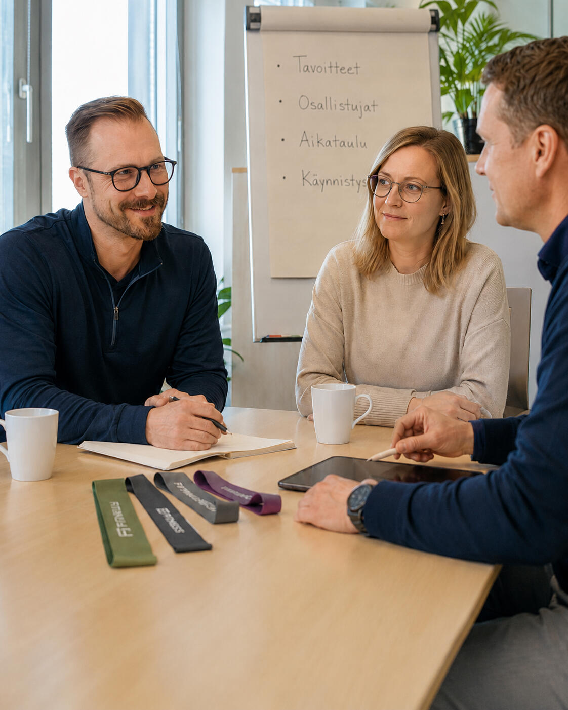 Valmentaja keskustelee yrityspäättäjien kanssa valmennuksen aloittamisesta
